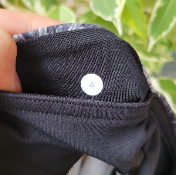 Lululemon Greyscale Floral Leggings Size 4 - Picture 4 of 4